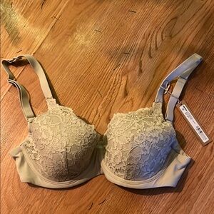 Brand new, never worn. Did not fit me and couldn’t return item.